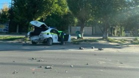 O mașină de poliție grav accidentată pe o stradă din Chișinău. Ce s-ar fi întâmplat